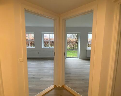 Nyrenoveret 2-værelses lejlighed i stueetage med central beliggenhed.