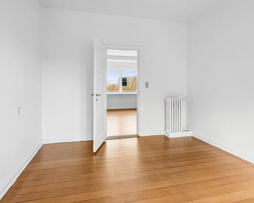 Stor og veldisponeret 2 værelses med altan i Skibhuskvarteret! - KUN 1 MÅNEDS DEPOSITUM!