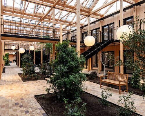 Lys toværelses bolig med egen terrasse, stort badeværelse og privat depotrum