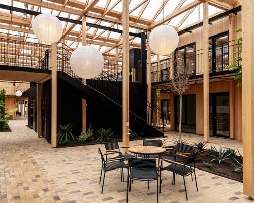 Lys toværelses bolig med egen terrasse, stort badeværelse og privat depotrum