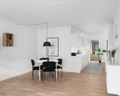 Stor og lys stue lejlighed i Høiriisparken