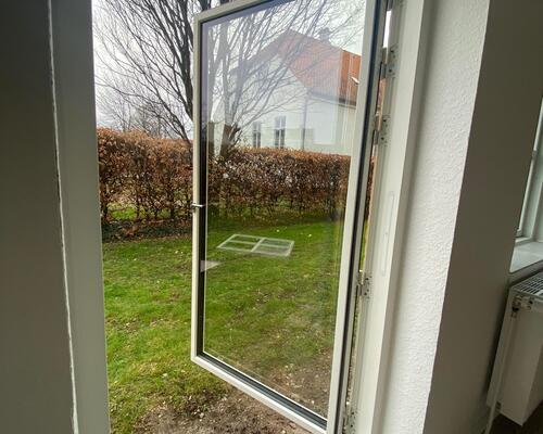 Nyrenoveret 2-værelses lejlighed i stueetage med central beliggenhed.