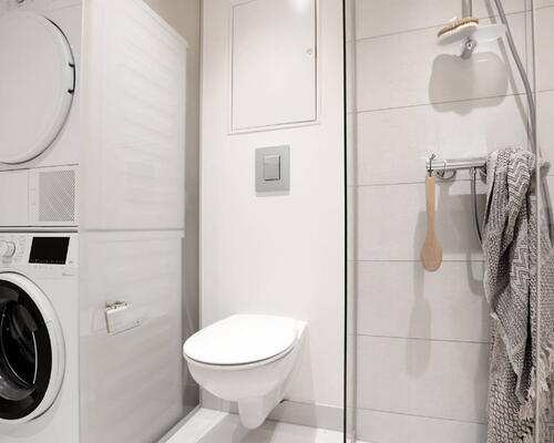 Lys tre værelses bolig med stort badeværelse og egen altan