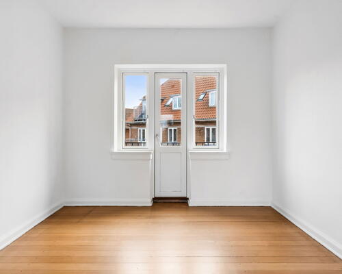 Stor og veldisponeret 2 værelses med altan i Skibhuskvarteret! - KUN 1 MÅNEDS DEPOSITUM!