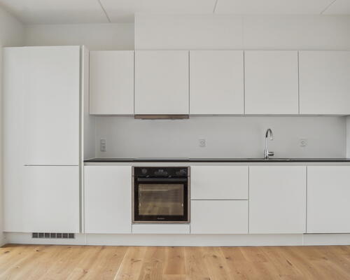 Skøn og lys delevenlig 5-værelses bolig med alt i hårde hvidevarer, to toiletter, depotrum og stor sydvendt altan - Ingen bindingsperiode!