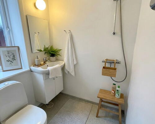 Lys 1-værelses med altan og parkering – oplagt til studerende og pendlere