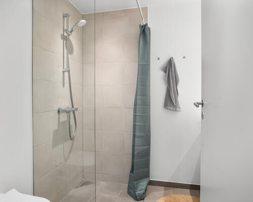 Stor og lys stue lejlighed i Høiriisparken