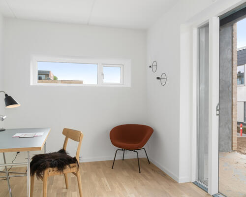 Stor og lys stue lejlighed i Høiriisparken