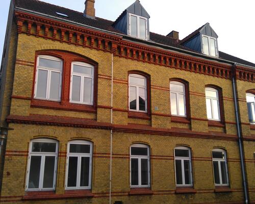 Dejligt stor 2. værelse med stuk