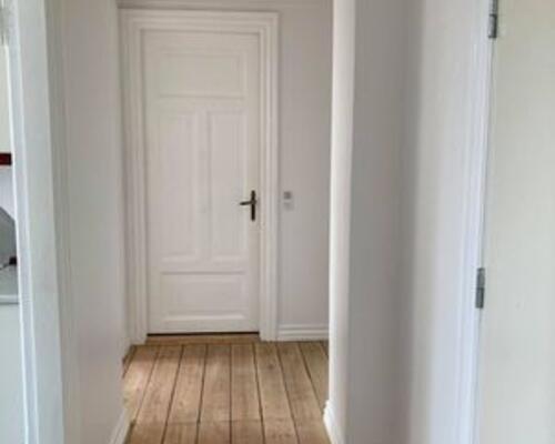 Dejligt stor 2. værelse med stuk