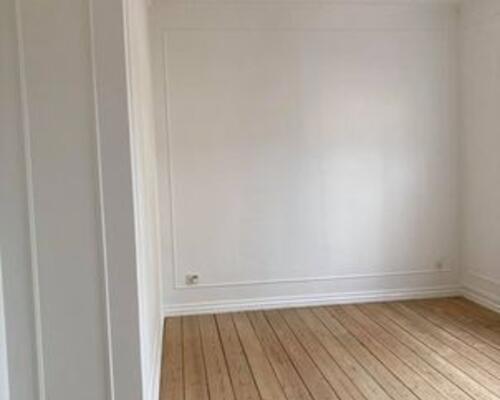 Dejligt stor 2. værelse med stuk