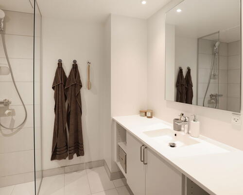 Flot 4-værelses rækkehus med god planløsning, ekstra opbevarings plads, to toiletter og dejlig sydvendt terrasse og have - Ingen bindingsperiode!