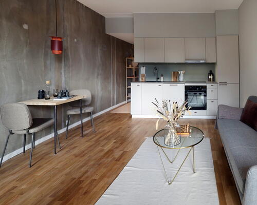 Lys stue og køkkenalrum i åben forbindelse