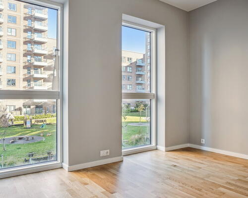 Lys stue og køkkenalrum i åben forbindelse