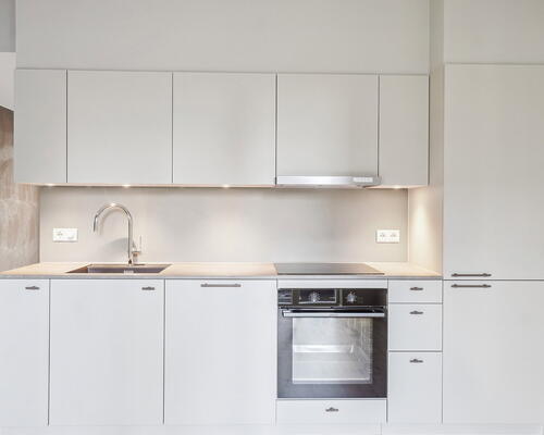 Lys stue og køkkenalrum i åben forbindelse