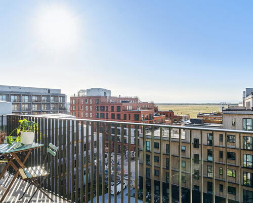 Lys stue og køkkenalrum i åben forbindelse