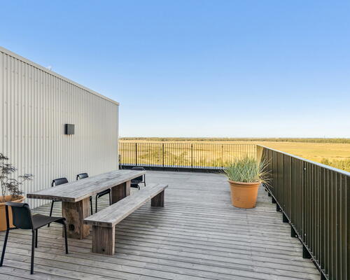 Lys stue og køkkenalrum i åben forbindelse