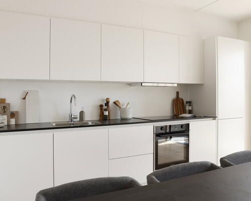 Delevenlig 5-værelses lejlighed på 2. sal med solrig altan. Gulvvarme og nem parkering til ejendommen. Elevator og vaskesøjle - Ingen bindingsperiode!