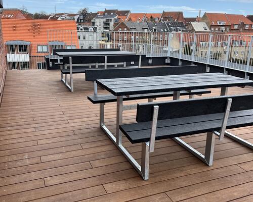 På 4 sal, ende lejlighed. med rigtig god udsigt. billederne er fra en anden lejlighed, som er helt magen til.