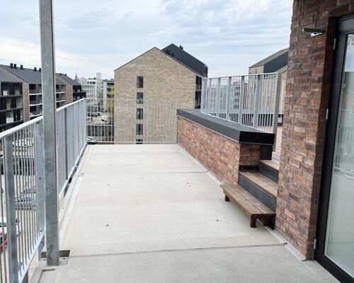 På 4 sal, ende lejlighed. med rigtig god udsigt. billederne er fra en anden lejlighed, som er helt magen til.