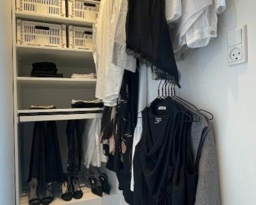 På 4 sal, ende lejlighed. med rigtig god udsigt. billederne er fra en anden lejlighed, som er helt magen til.