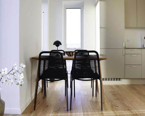 Charmerende 4-værelses duplex lejlighed med gavlplacering i Tingbjerg