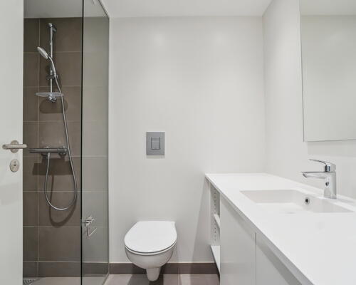 Skøn og lys delevenlig 5-værelses bolig med alt i hårde hvidevarer, to toiletter, depotrum og stor sydvendt altan - Ingen bindingsperiode!