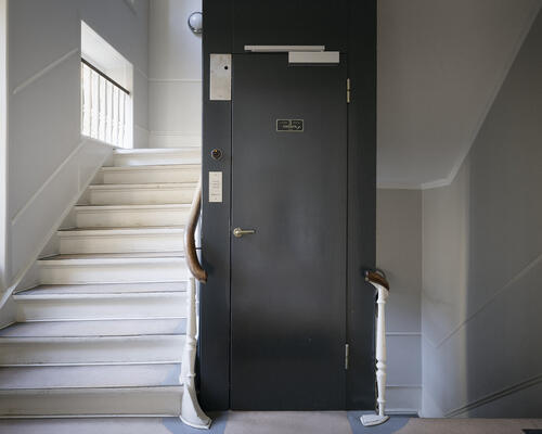 Lys bolig med gode indretningsmuligheder i Frederiksstaden