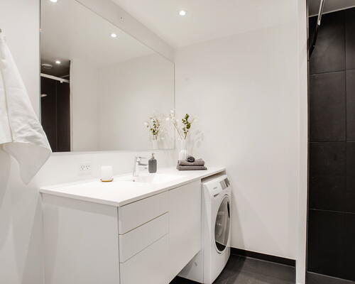 God 2-vær. bolig øverst i ejendommen. Gulvvarme og elevator. Central beliggenhed. Alt i hårde hvidevarer. Hems