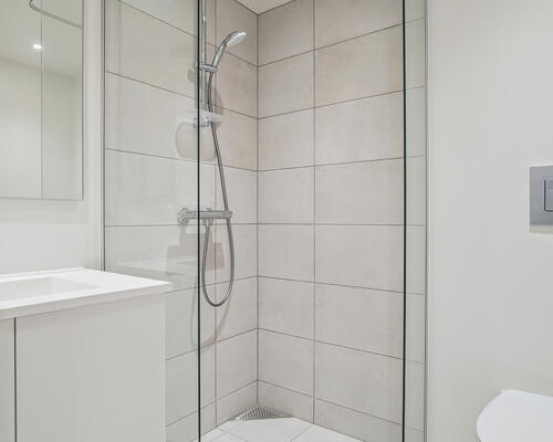 Stor 2-vær. bolig på 3. sal. Alt i hårde hvidevarer, altan og kæmpe vinduespartier mod syd