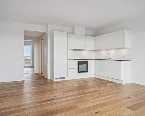 Stor 2-vær. bolig på 3. sal. Alt i hårde hvidevarer, altan og kæmpe vinduespartier mod syd