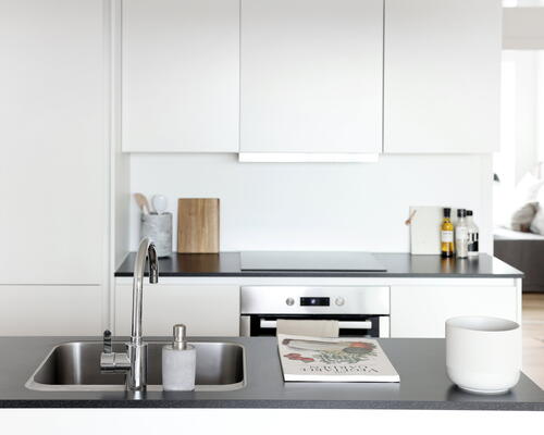 Stor 3-værelses bolig med moderne køkken, gode værelser og egen terrasse - Ingen bindingsperiode!