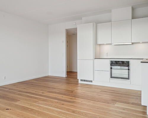 Stor 2-vær. bolig på 3. sal. Alt i hårde hvidevarer, altan og kæmpe vinduespartier mod syd