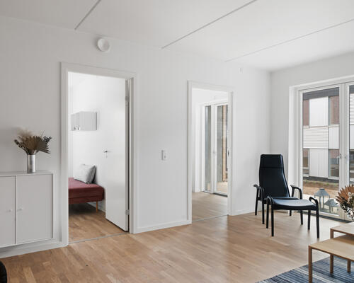 Stor og lys stue lejlighed i Høiriisparken