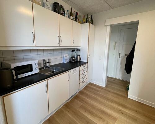 Skøn 3 vær. i vestbyen med altan