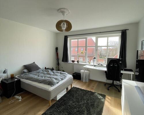 Skøn 3 vær. i vestbyen med altan