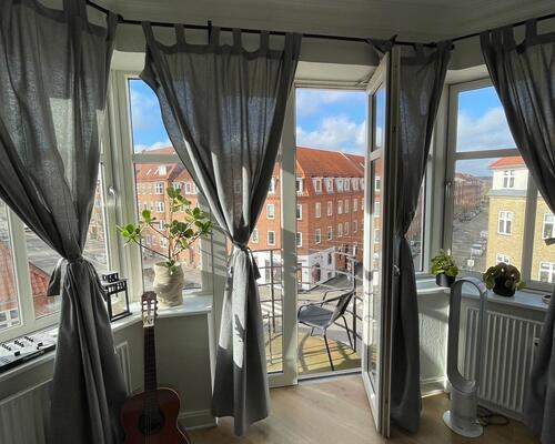 Skøn 3 vær. i vestbyen med altan