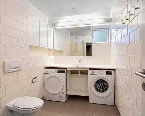 Stor og rummelig 4-vær. stuelejlighed ved Furesø med privat terrasse. Stort depotrum i kælderen og 2 badeværelser!