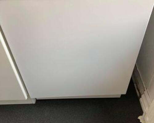 Dejligt stor 2. værelse med stuk