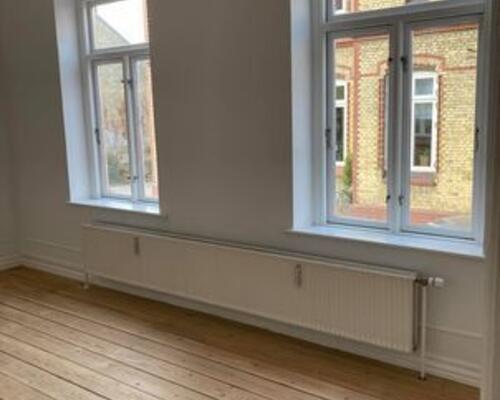 Dejligt stor 2. værelse med stuk