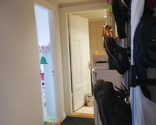 Dejligt stor 2. værelse med stuk