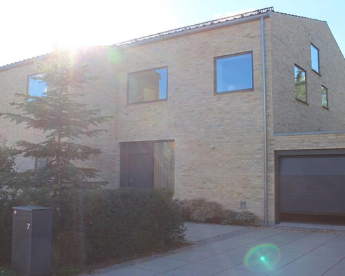 Lækker nyere villa med Bernstorffsparken som nabo