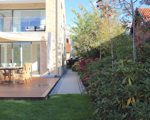 Lækker nyere villa med Bernstorffsparken som nabo