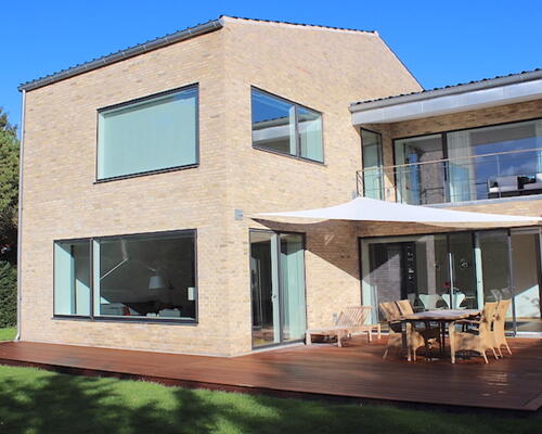 Lækker nyere villa med Bernstorffsparken som nabo