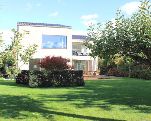 Lækker nyere villa med Bernstorffsparken som nabo