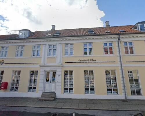 Rummelig 2v lejlighed i centrum af Sæby.