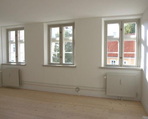 Rummelig 2v lejlighed i centrum af Sæby.