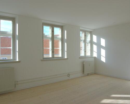 Rummelig 2v lejlighed i centrum af Sæby.