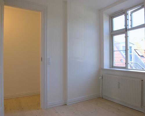 Rummelig 2v lejlighed i centrum af Sæby.