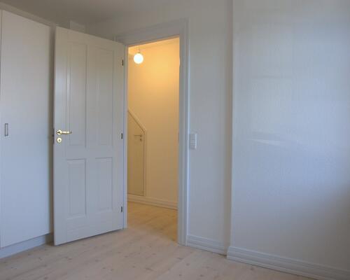 Rummelig 2v lejlighed i centrum af Sæby.